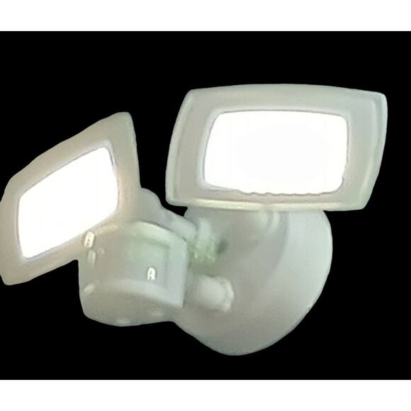 Motion Detection 60 Ft away Flood Light LED WHITE Twin Head Adjusts NEW in Box! - Picture 2 of 16